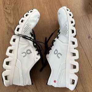 Women’s 10 white On Running